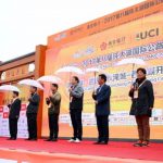 第八届环太湖国际公路自行车赛淹城鸣枪 众车手冒雨踏征程