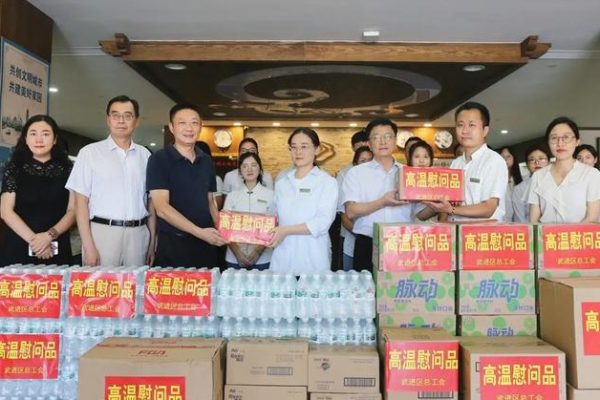 武进区总工会慰问春秋淹城旅游区高温一线职工