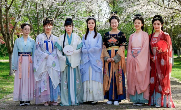 淹城巾帼一笑开 踏青赏樱春正浓