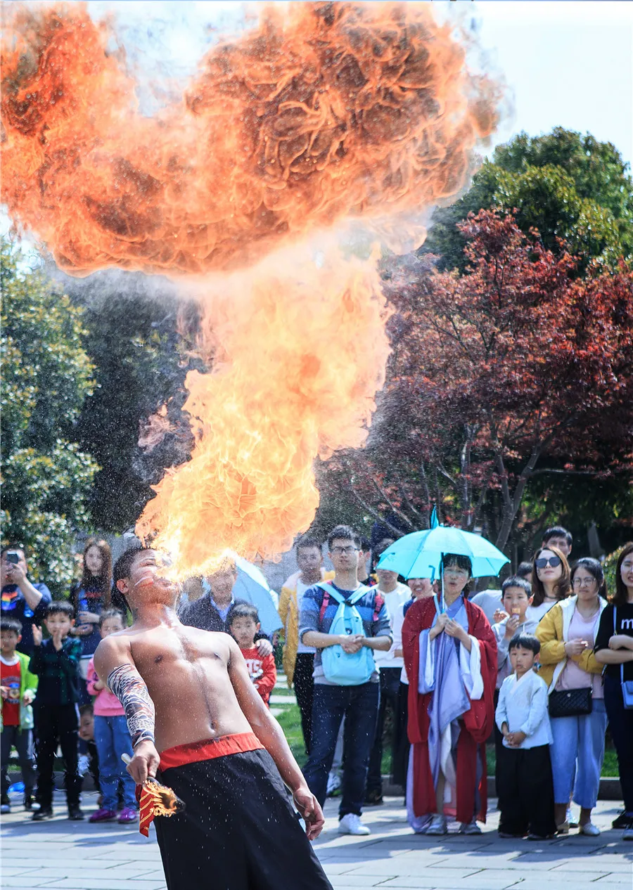 古城提灯 天官赐福｜本“宫”邀你过大年