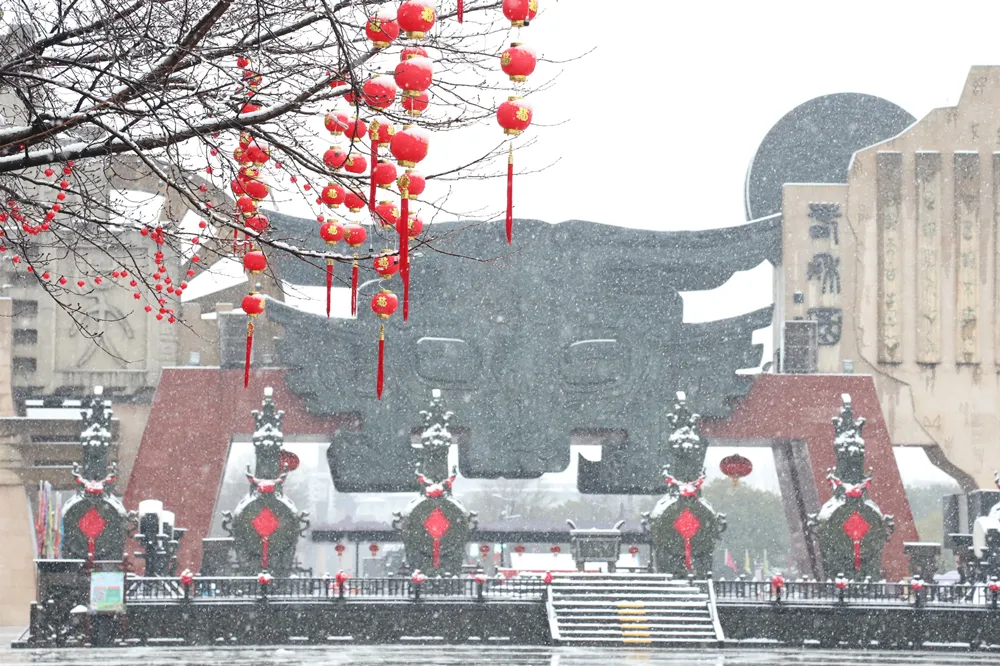 瑞雪穿庭作飞花，古城赏雪春意浓