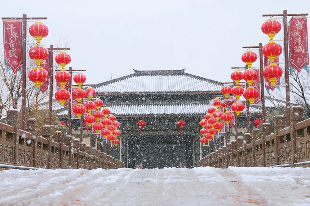 瑞雪穿庭作飞花，古城赏雪春意浓