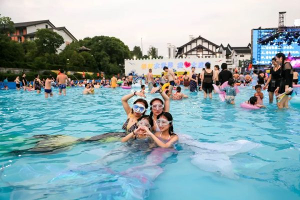 “摸鱼吃瓜”,春秋水世界给你不一样的玩法