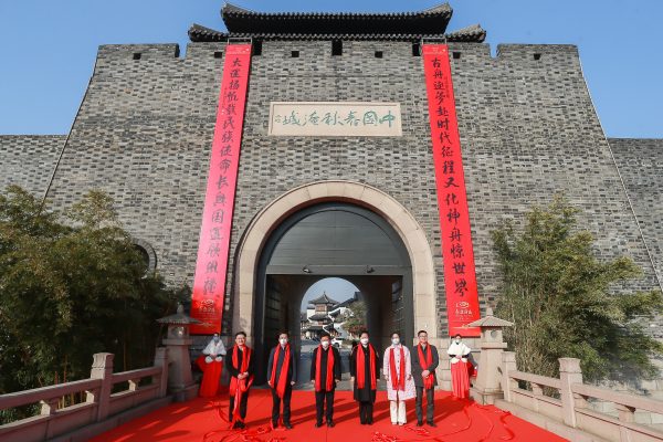 喜迎新春扮靓佳节,巨幅春联淹城揭联