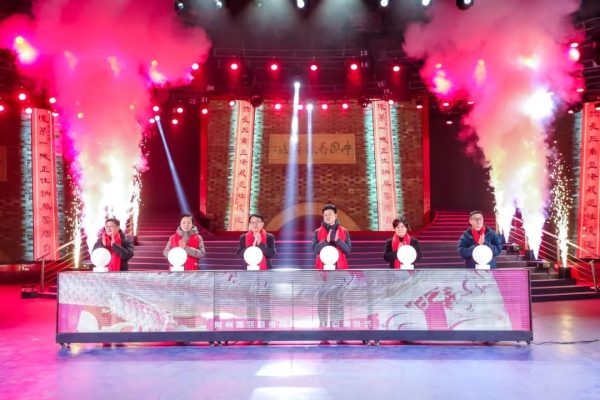 城门挂春联,亮灯迎龙年