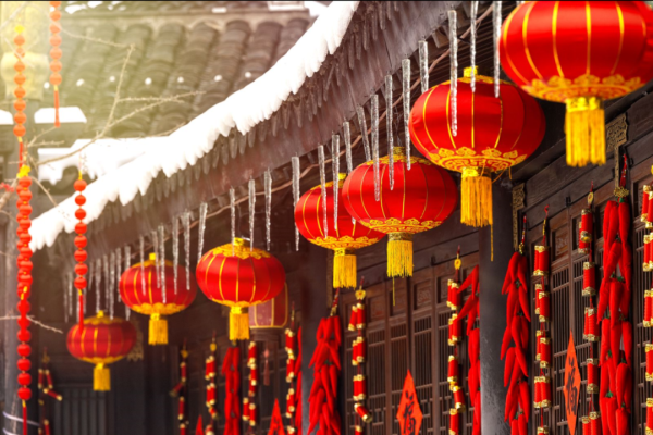 古城雪巷、鱼灯巡游、篝火狂欢,新的一年,仪式感拉满…